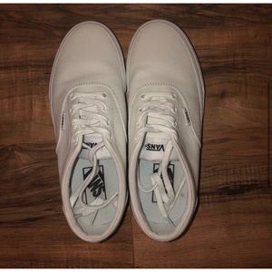 Women’s white 7.5 vans skate shoe
